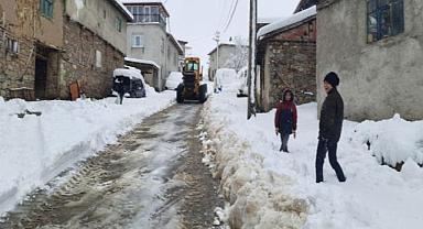 Ege’nin o kenti yeni yılı karla karşılıyor: Yarım metreyi aşan bölgeler var