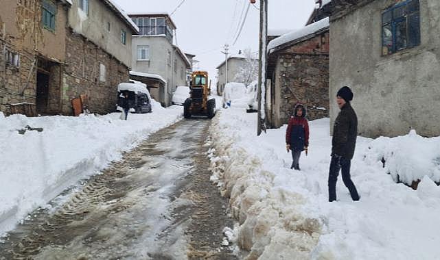 Ege’nin o kenti yeni yılı karla karşılıyor: Yarım metreyi aşan bölgeler var