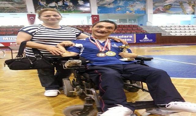 Engelleri bir bir aştı kendi ‘Evren’ini yarattı