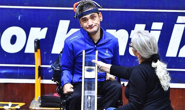 Engelleri bir bir aştı kendi ‘Evren’ini yarattı