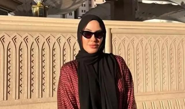 Eşiyle birlikte umreye giden Sahra Işık&#039;ın tesettürlü halleri büyük beğeni topladı