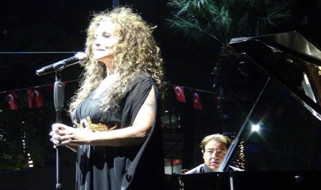 Fazıl Say ve Serenad Bağcan'dan Manisa’da muhteşem konser: CHP Genel Başkanı Özgür Özel de izledi