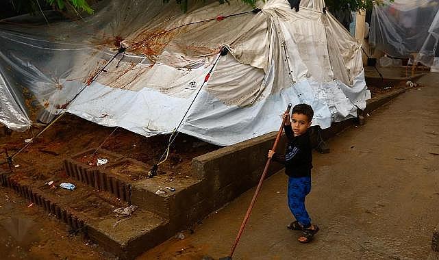 Gazze&#039;de insanlık dramı! Çadırda kalanlar, yağmur ve fırtınayla mücadele ediyor