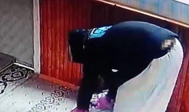 Gece camiye giren adam kadın kılığına girerek hırsızlık yaptı