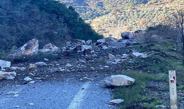 Heyelan dolayısıyla kapanan yola ekipler sevk edildi