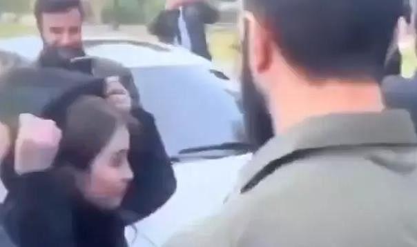 HTŞ liderinden kendisiyle fotoğraf çektirmek isteyen kadına: &#039;&#039;Başını ört&#039;&#039;