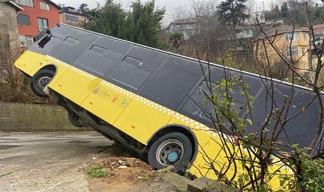 İstanbul&#039;da İETT otobüsü evin bahçesine düştü