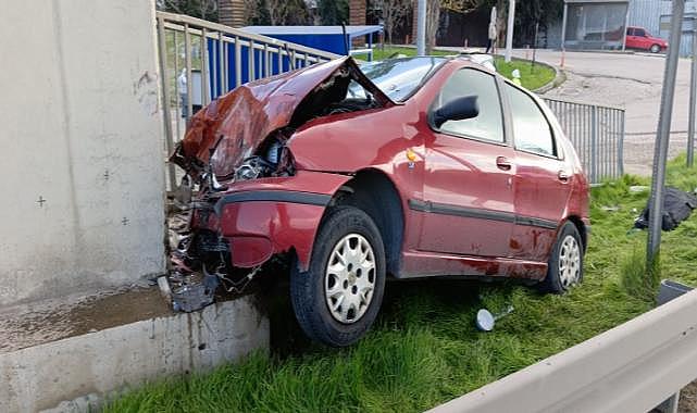 İzmir'de otomobil üst geçide çarptı: 1 ölü, 1 yaralı