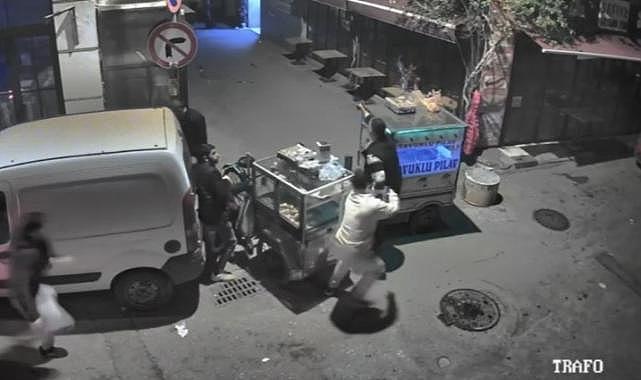 İzmir'de yol verme kavgası: 2 şüpheli gözaltına alındı