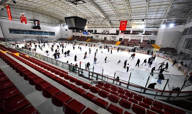 İzmir&#039;in buz pistine talep arttı: alan dolup taştı