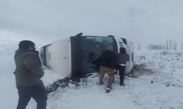 Kars&#039;ta yolcu otobüsü devrildi: Çok sayıda yaralı var