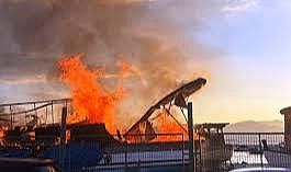 Karşıyaka’da yürekleri ağza getiren anlar: İki balıkçı teknesi alev alev yanıyor, patlama riski de var