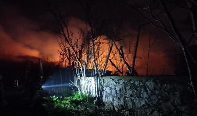 Kartal&#039;da film platosunda büyük yangın