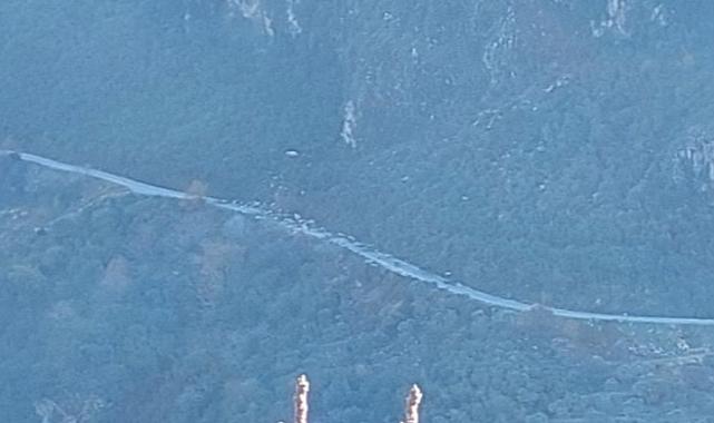 Köşk- Ödemiş yolunda heyelan: Dağdan kopan dev kayalar büyük bir gürültü ile karayoluna yuvarlandı