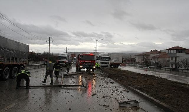 Manisa&#039;da feci kaza: Kontrolden çıkan tır refüje çarparak durdu
