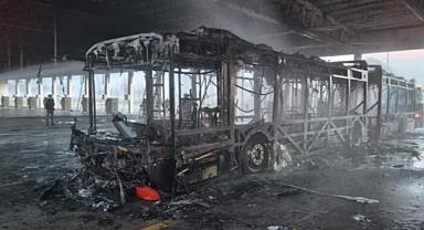 Manisa'da park halindeki otobüs şarj halindeyken alev alev yandı