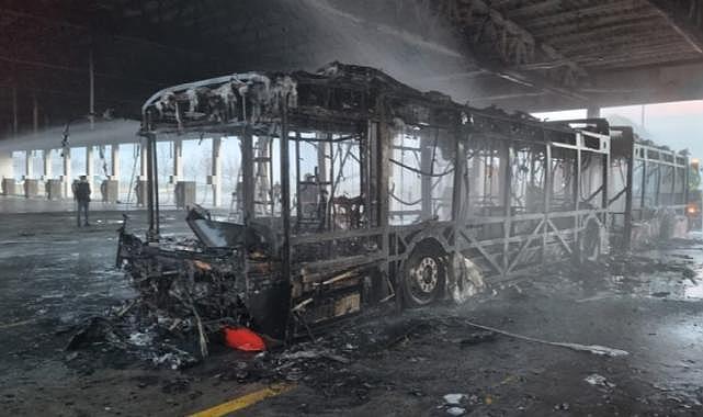 Manisa&#039;da park halindeki otobüs şarj halindeyken alev alev yandı