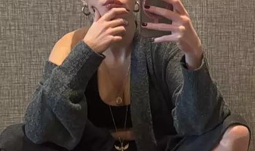 Melis Sezen çömelerek pozunu paylaştı