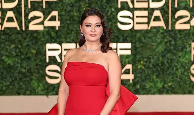 Nurgül Yeşilçay Suudi Arabistan&#039;daki festivalde şıklığıyla göz kamaştırdı