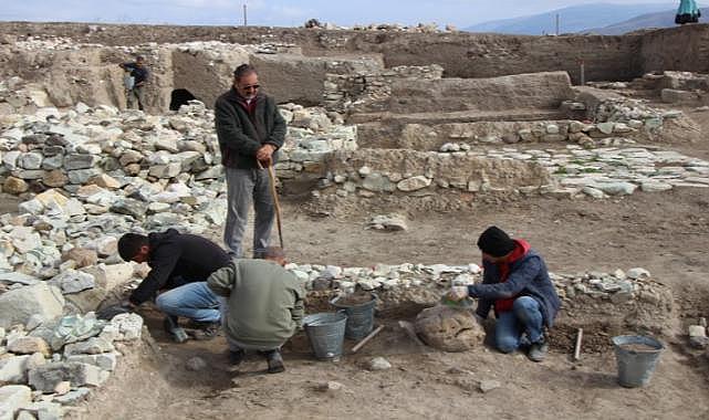 Oluz Höyük kazısında 2 bin 100 yıllık kuş şeklinde asker düdüğü bulundu