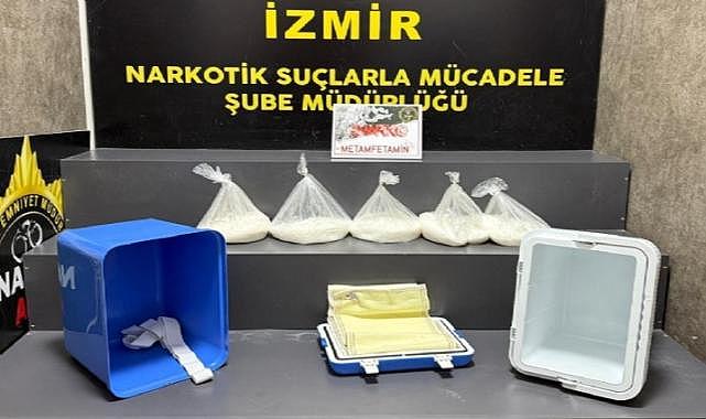 Bornova&#039;da bir araca yapılan aramada termostan 5 kilogram uyuşturucu çıktı