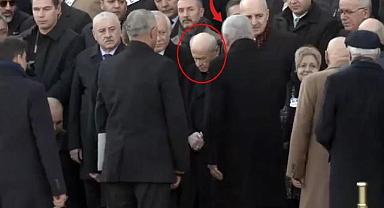 Cenaze törenine damga vuran an! Bahçeli ve Dervişoğlu tokalaşmadı