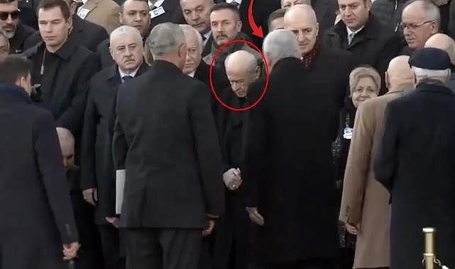 Cenaze törenine damga vuran an! Bahçeli ve Dervişoğlu tokalaşmadı