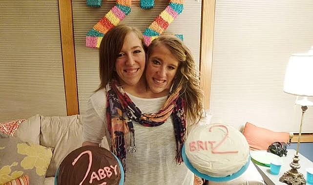 Dünyanın en ünlü yapışık ikizi vücut yapılarını paylaştı! Abby ve Brittany Hensel görenleri şaşkına çevirdi
