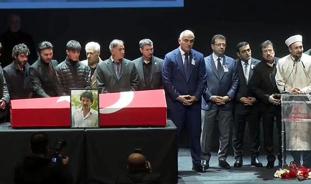 Ferdi Tayfur&#039;un cenaze töreninde ortalık karıştı!