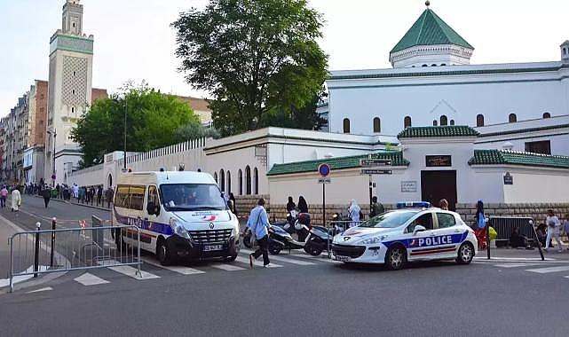 Fransa&#039;da cami imamlarına talimat: Vive la France
