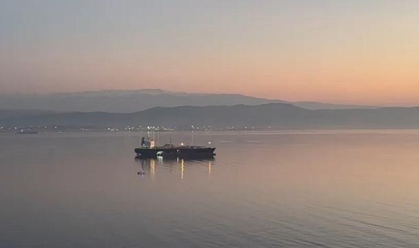 Gemlik&#039;te kötü koku yayan gemi kıyıdan uzaklaştırıldı