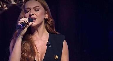Hadise derin göğüs dekolteli mor payetli elbisesiyle mest etti!