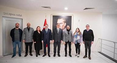 İzmir Büyükşehir Belediye Başkanı Cemil Tugay, Memurlara Ek Zam Yaptı: "Patron Değil Kamu Yöneticisiyim"