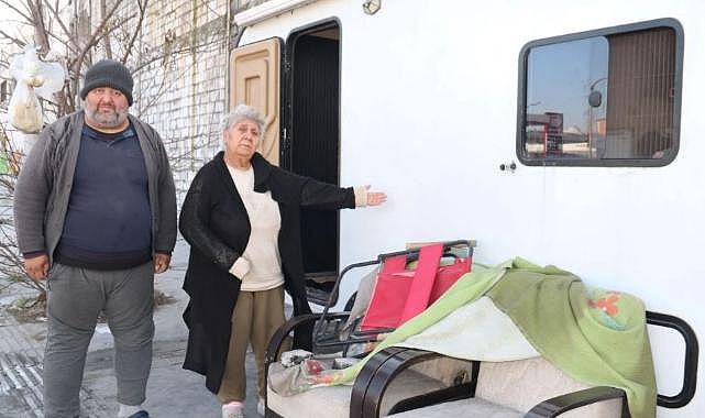 İzmir&#039;de aile dramı: Zihinsel engelli çocuğuyla karavanda hayat mücadelesi veriyor