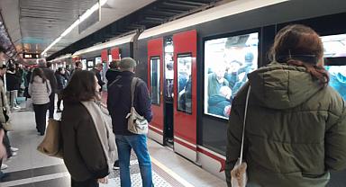 İzmir'de metro arızası yaşandı: Yolcular büyük sıkıntı yaşadı!