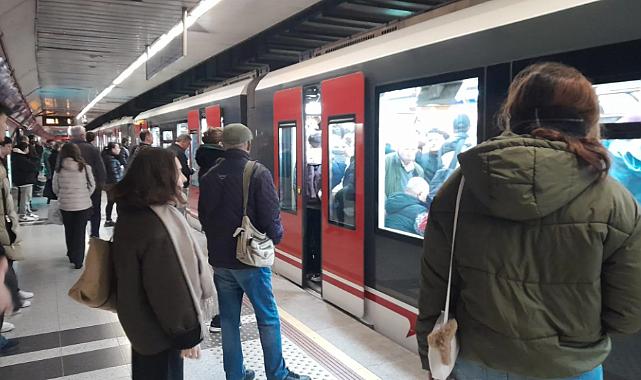 İzmir&#039;de metro arızası yaşandı: Yolcular büyük sıkıntı yaşadı!