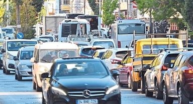 İzmir'deki trafik sorunu resmen onaylandı! Her sürücü, yılda ortalama 47 saatini trafikle mücadele ederek geçiriyor.