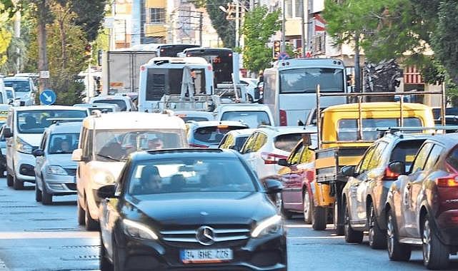 İzmir&#039;deki trafik sorunu resmen onaylandı! Her sürücü, yılda ortalama 47 saatini trafikle mücadele ederek geçiriyor.