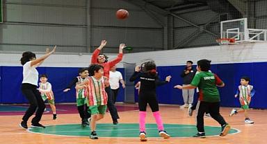 Karşıyakalı aileler basketbol şenliğinde buluştu