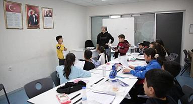 Konak Belediyesi’nden gençlerin dil becerisi geliştiren proje