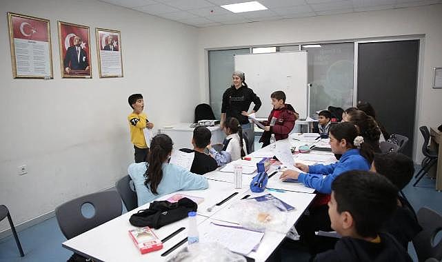 Konak Belediyesi’nden gençlerin dil becerisi geliştiren proje