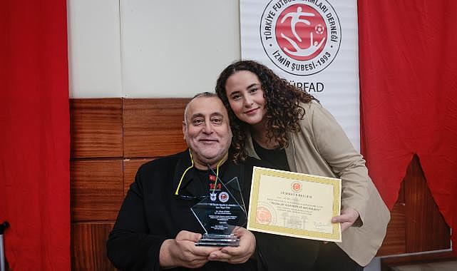 Konak&#039;ta Vefa Gecesi: Erhan Gölbey Spora Katkılarından Dolayı Ödüllendirildi