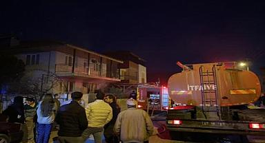 Manisa'da iki katlı evde yangın paniği