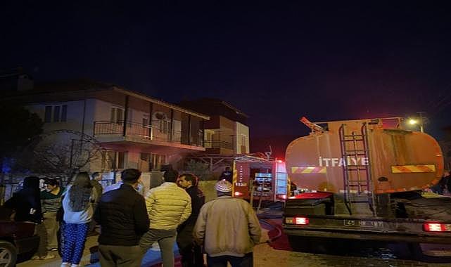 Manisa&#039;da iki katlı evde yangın paniği