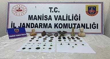 Manisa'da tarihi eser operasyonu: Yaşlı adamın evinden çok sayıda tarihi eser ele geçirildi