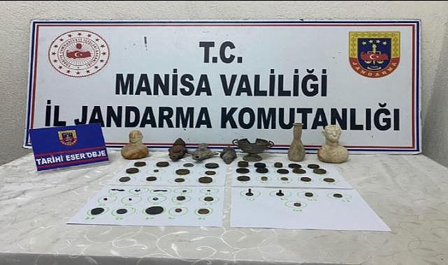Manisa&#039;da tarihi eser operasyonu: Yaşlı adamın evinden çok sayıda tarihi eser ele geçirildi