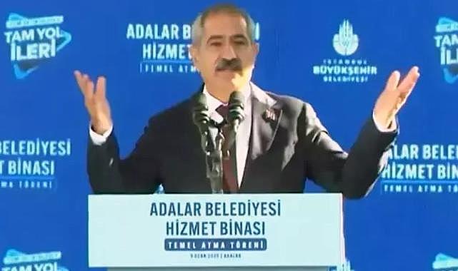 &#039;Söylemesem rahat edemem&#039; dedi, ikinci kez kürsüye geldi! Belediye başkanı törene damga vurdu