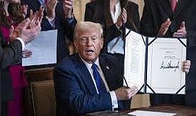 Trump&#039;ın imzaladığı ilk yasa yürürlüğe girdi: Guantanamo&#039;da 30 bin kişilik kaçak göçmen tesisi