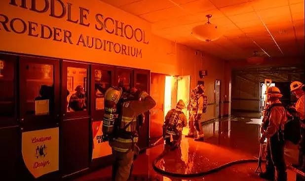 Yangın haberi sunan spiker, canlı yayında şov yapınca tepki topladı