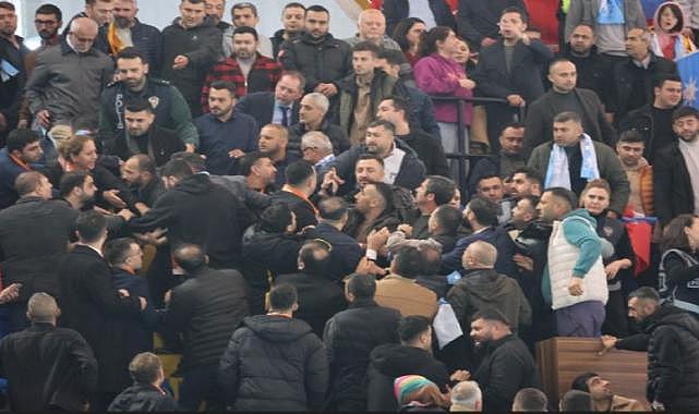 AK Parti İzmir İl Kongresi’nde gerginlik: Partili iki grup arasında kavga çıktı